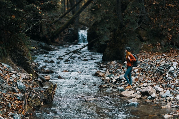Zdjęcie jesień rzeka w górach na przyrodzie w lesie i podróży model turystyki wysokiej jakości zdjęcie