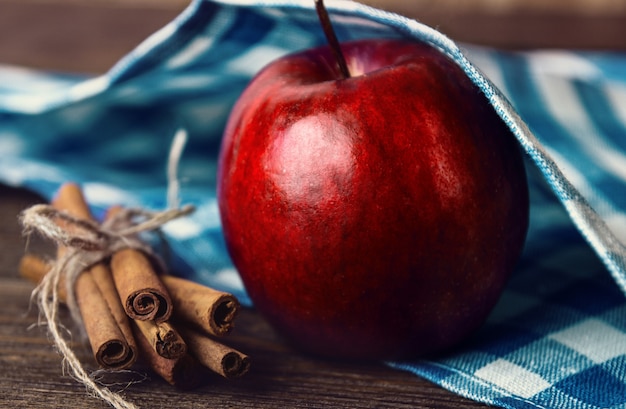 Jesień skład z świeżym czerwonym jabłkiem na stole