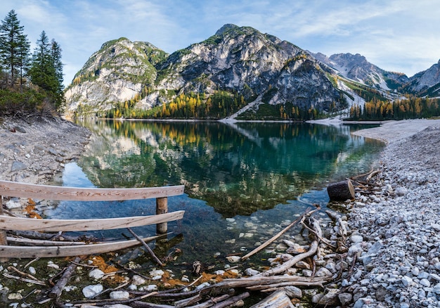 Jesień spokojne alpejskie jezioro Braies lub Pragser Wildsee FanesSennesPrags park narodowy Południowy Tyrol Dolomity Alpy Włochy Europa