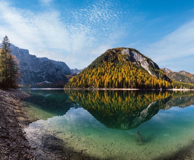 Jesień spokojne alpejskie jezioro Braies lub Pragser Wildsee FanesSennesPrags park narodowy Południowy Tyrol Dolomity Alpy Włochy Europa