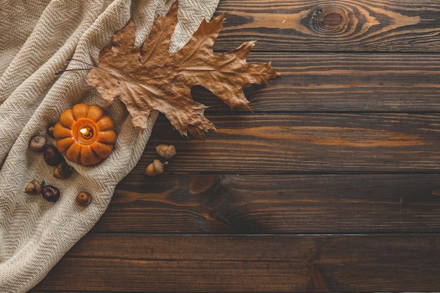 Zdjęcie jesień tło widok z góry świeca i liście na drewnianym tle