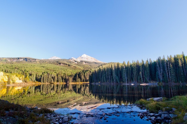 Jesień w doskonałym odzwierciedleniem Woods Lake w stanie Kolorado.