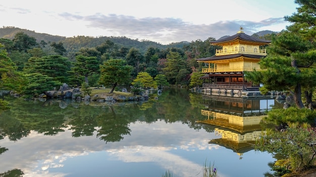 Jesień w Japonii poluje na czerwone liście klonu Kioto