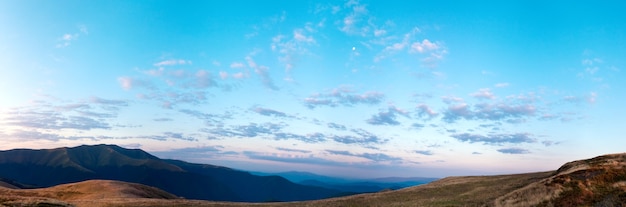 Jesień Wschód Słońca Panorama Górska Z Księżycem Na Niebie. Obraz ściegu Trzy Strzały.