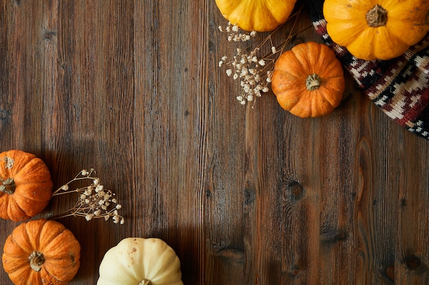 Jesieni tło banie na drewnianym stole