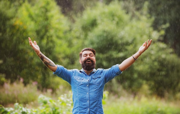Jesienna deszczowa pogoda koncepcja wodoodporna odzież szczęśliwy człowiek w deszczu
