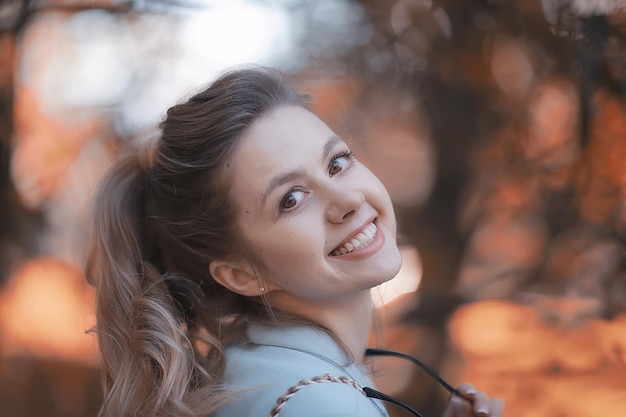 jesienna dziewczyna / portret dziewczyny w jesiennym parku miejskim, spacer szczęśliwy weekend portret kobiety