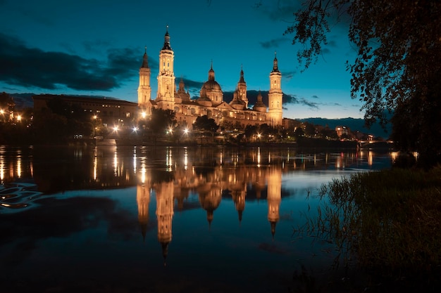 Jesienna fotografia o zachodzie słońca z Bazyliki Matki Bożej Pilar w Saragossie, w Aragonii.