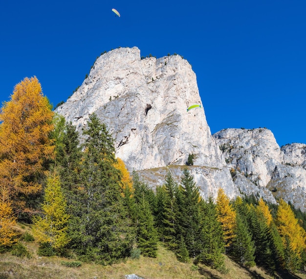 Jesienna górska scena Dolomitów alpejskich Spokojny widok w pobliżu Wolkenstein w Groden Selva di Val Gardena Sudtirol Włochy