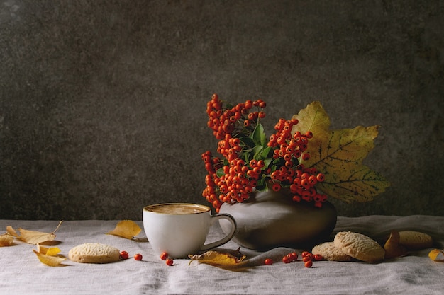 Jesienna kawa z żółtymi liśćmi