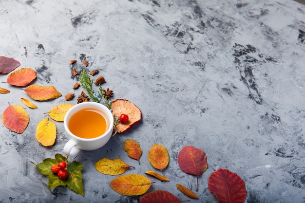 Jesienna kompozycja filiżanki herbaty.