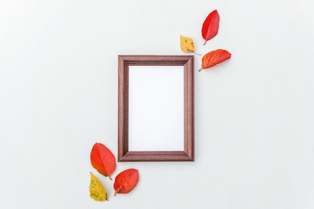 Jesienna kompozycja kwiatowa makieta pionowej ramki na zdjęcia i kolorowe liście na białym tle