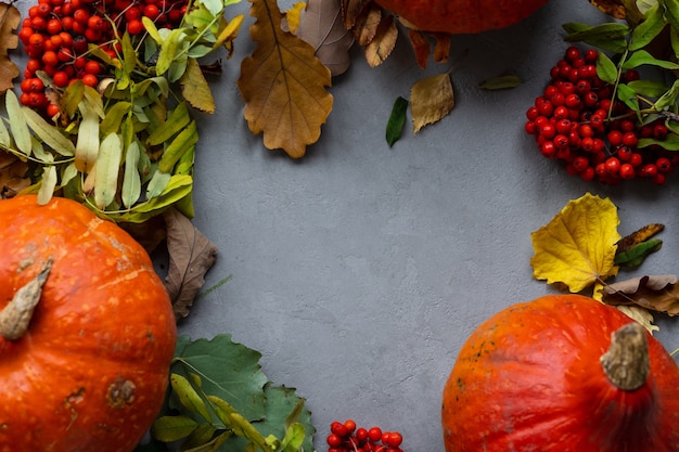 Jesienna koncepcja z dynią na ciemnym tle z jesiennymi liśćmi z okazji halloween i