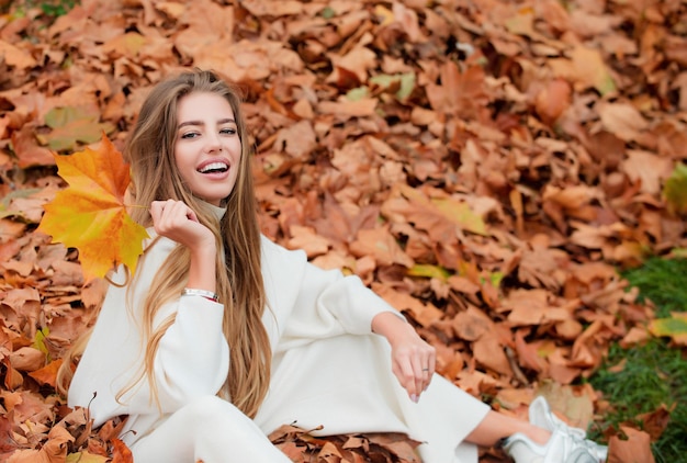 Jesienna modna młoda stylowa hipster dziewczyna ubrana w nowoczesną sukienkę w parku miejskim uśmiechnięta szczęśliwa kaukaska f
