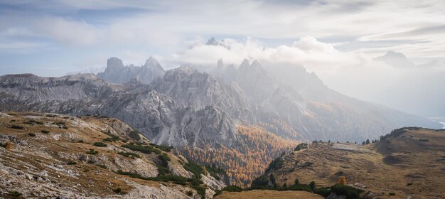 Zdjęcie jesienna panorama alpejska z ostrymi górami i jesiennymi kolorami dolomity włochy