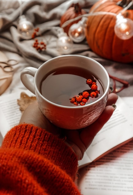 jesienna przytulna atmosfera gorąca herbata w ręku