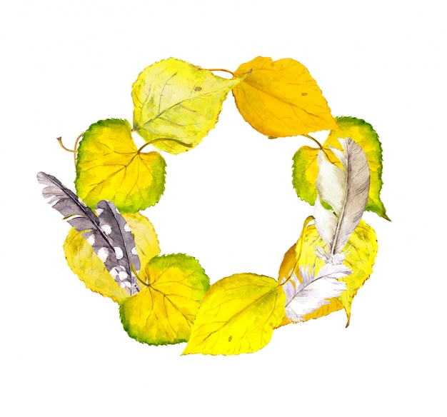 Jesienna rama wieniec z żółtymi liśćmi i piórami