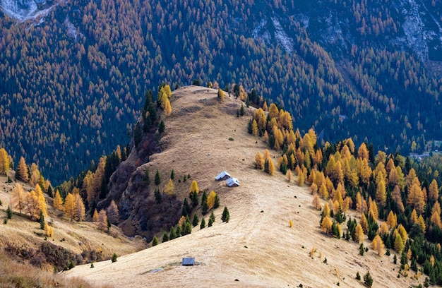 Jesienna scena górska w Dolomitach ze szlaku turystycznego między przełęczą Pordoi a jeziorem Fedaia we Włoszech