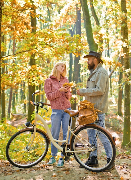 Jesienna szczęśliwa para zakochana w słoneczny, ciepły dzień w lesie Aktywny styl życia i aktywność rowerowa H