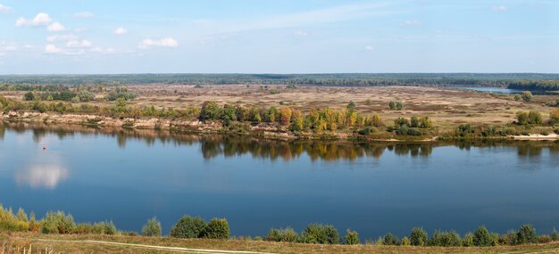 Jesienna szeroka panorama rzeki