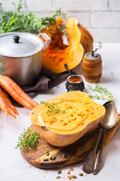 Jesienna zupa marchewkowa z pieczonej dyni pomarańczowej dyni piżmowej