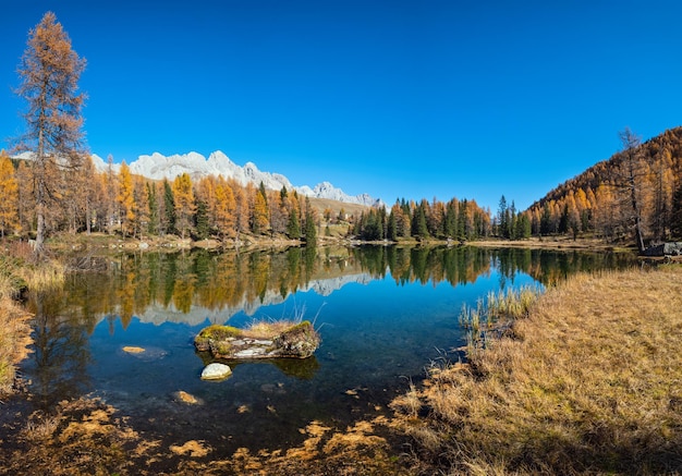 Jesienne alpejskie górskie jezioro w pobliżu przełęczy San Pellegrino Trentino Dolomity Alpy Włochy