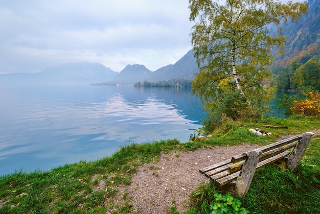 Jesienne Alpy górskie jezioro Attersee widok Salzkammergut Górna Austria