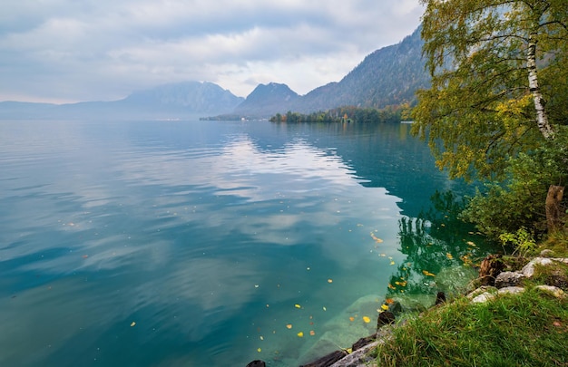 Jesienne Alpy górskie jezioro Attersee widok Salzkammergut Górna Austria