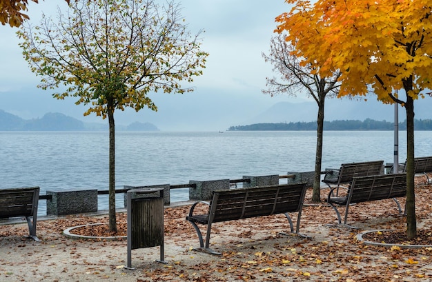 Jesienne Alpy górskie jezioro Mondsee widok Salzkammergut Górna Austria