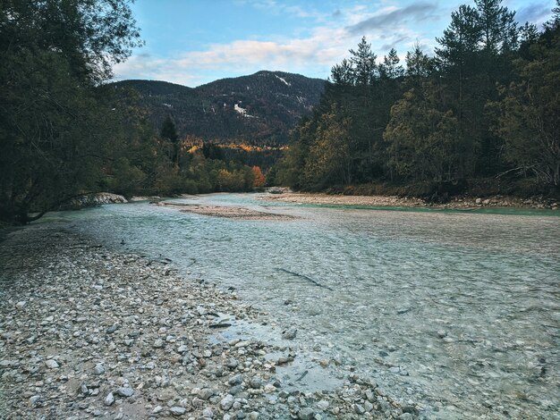 Jesienne alpy góry w świetle dziennym odbite w wodach zielonego jeziora Jasna, Kranjska Gora. Słowenia