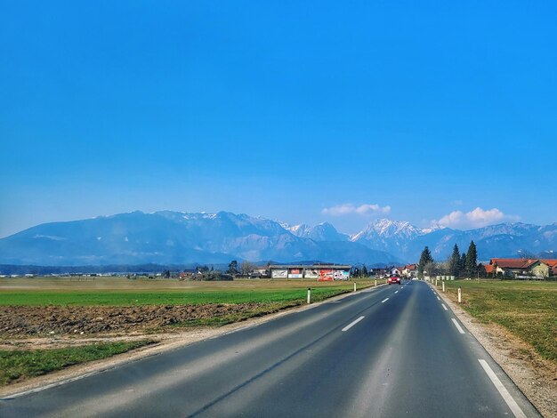 Jesienne Alpy Góry W świetle Dziennym Odbite W Zielonej Wodzie Jeziora Jasna, Kranjska Gora. Słowenia.