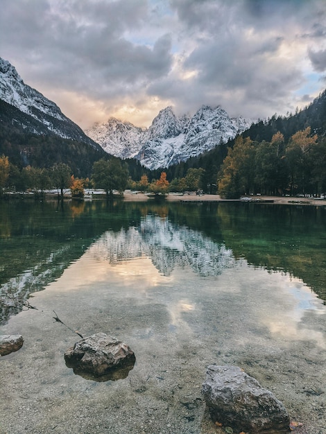 Jesienne alpy góry w świetle dziennym odbite w zielonej wodzie jeziora Jasna, Kranjska Gora. Słowenia