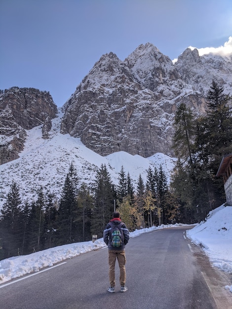 Jesienne alpy góry w świetle dziennym odbite w zielonej wodzie jeziora Jasna, Kranjska Gora. Słowenia.