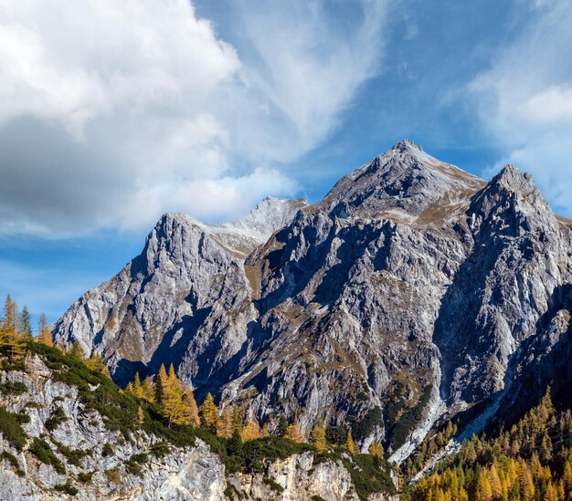 Jesienne Alpy skaliste szczyty gór widok ze ścieżki wędrówki Kleinarl Land Salzburg Austria