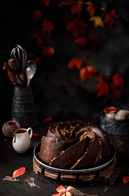 Zdjęcie jesienne ciasto czekoladowe z skórką pomarańczową. jesienne ciasto