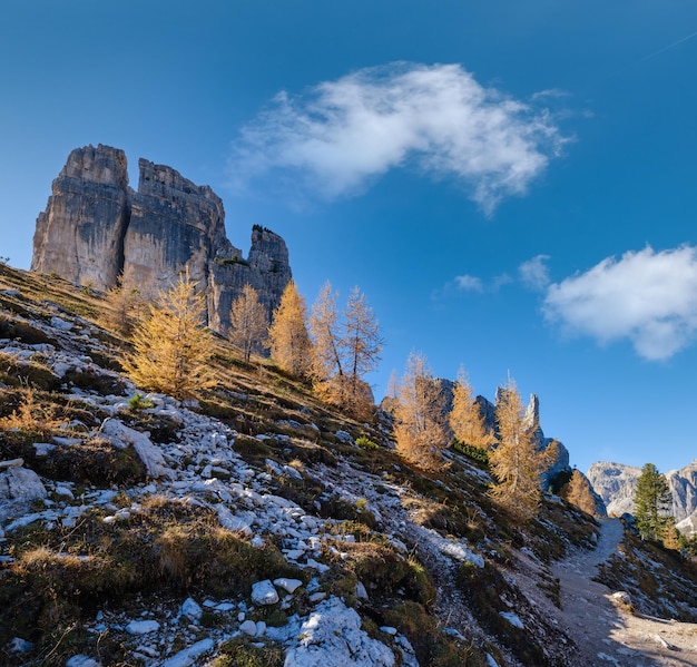 Jesienne Dolomity górska scena Sudtirol Włochy Cinque Torri Pięć wież formacja skalna