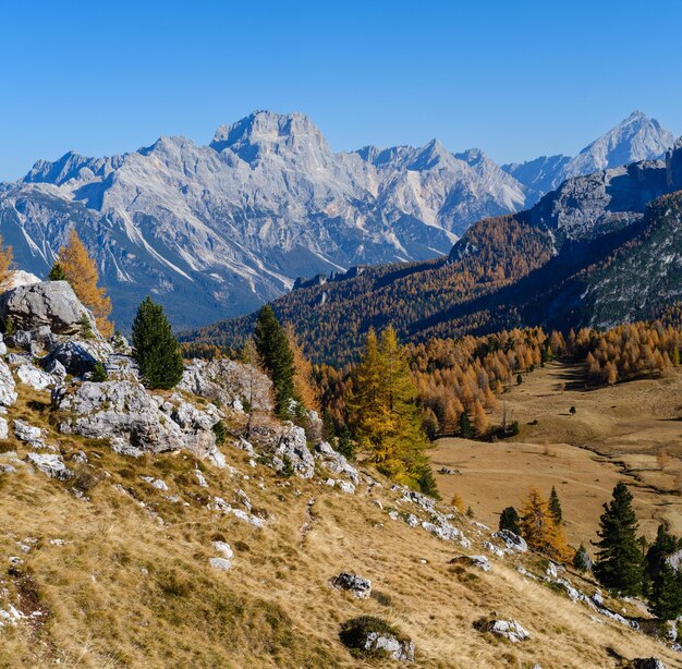 Jesienne Dolomity górski widok skalisty Sudtirol Włochy