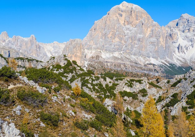 Jesienne Dolomity górski widok skalisty Sudtirol Włochy