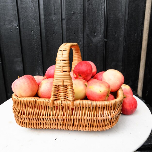 Jesienne jabłka w wiklinowym koszu – zdjęcie