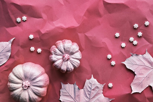 Jesienne purpurowe tło z malowanymi liśćmi klonu, dyniami i rzędami posypki cukrowej Żywe monochromatyczne historie tła dla mediów społecznościowych