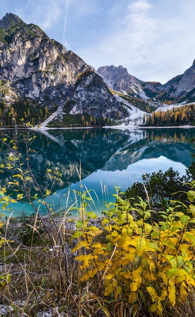 Jesienne spokojne alpejskie jezioro Braies lub Pragser Wildsee FanesSennesPrags park narodowy Południowy Tyrol Dolomity Alpy Włochy Europa Malownicze podróżowanie sezonowe i scena koncepcja piękna natury