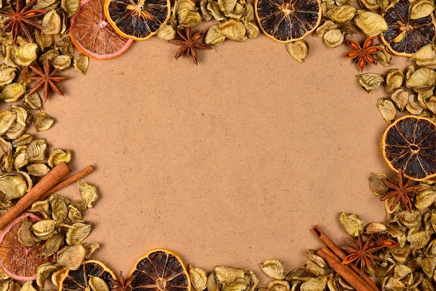 Zdjęcie jesienne tło z złote liście, suszone owoce, cynamon i anyż.
