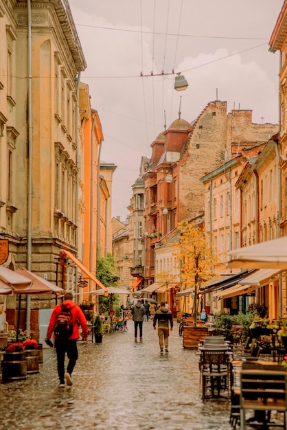 Jesienny deszczowy dzień w starej architekturze Lwowa