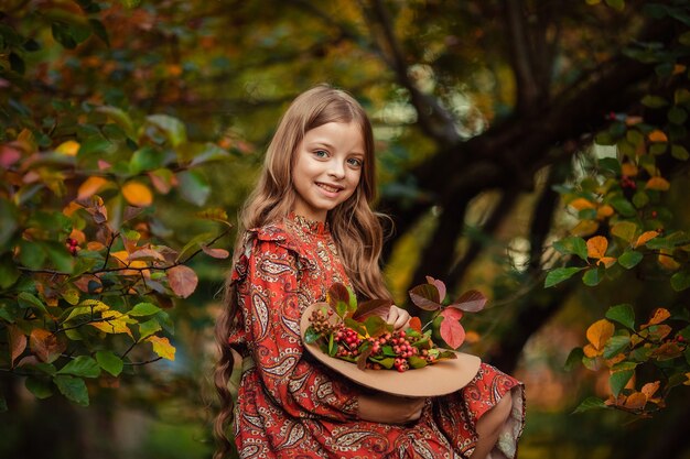 Jesienny emocjonalny portret dziesięcioletniej dziewczynki dziecka w kapeluszu.