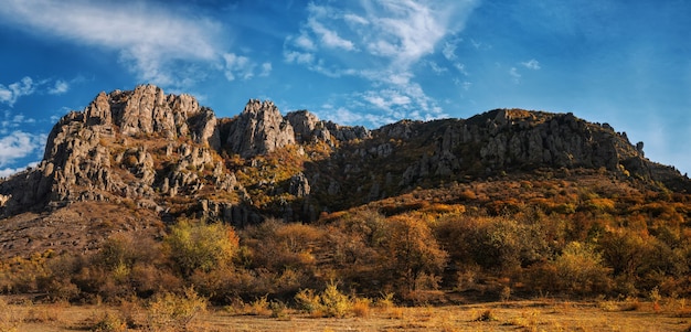 Jesienny krajobraz górski, panorama, pasmo górskie Demerdzhi, Dolina Duchów, Ałuszta, Krym