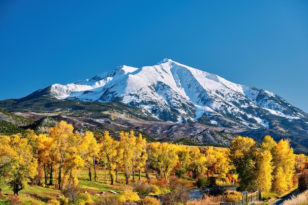 Jesienny krajobraz góry Sopris w Kolorado