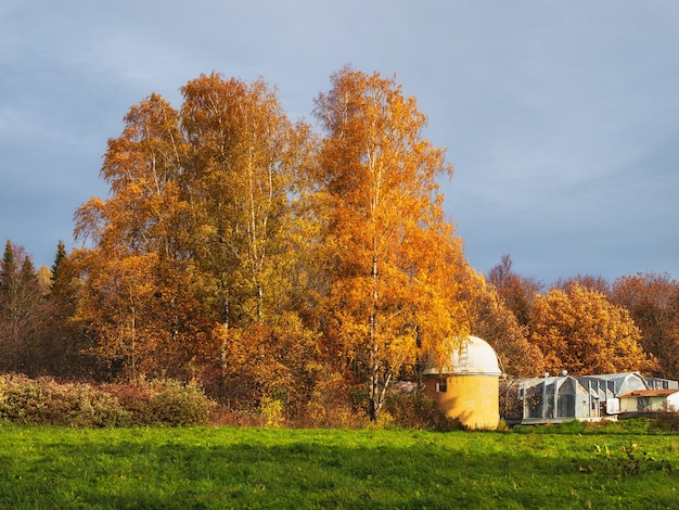 Jesienny krajobraz i obserwatorium astronomiczne Pulkovo w St.Petersburg, Rosja.