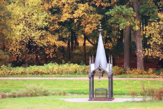 Jesienny Krajobraz Peterhof / Jesienny Park W Petersburgu, Sezon Jesienny W żółtym Parku