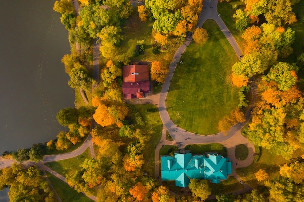 Jesienny krajobraz w Loshitsky Park w Mińsku na BiałorusiZłota jesień