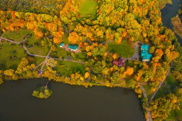 Jesienny krajobraz w Loshitsky Park w Mińsku na BiałorusiZłota jesień